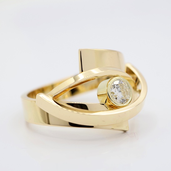 samen_gouden_ring_in_dynamisch_design_bovenaanzicht_handgemaakt_bij_goudsmid_tessa_reijmers_1207438763