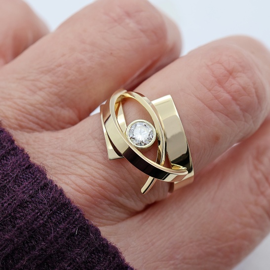 samen_gouden_ring_in_dynamisch_design_handgemaakt_goudsmid_tessa_reijmers_1377222168