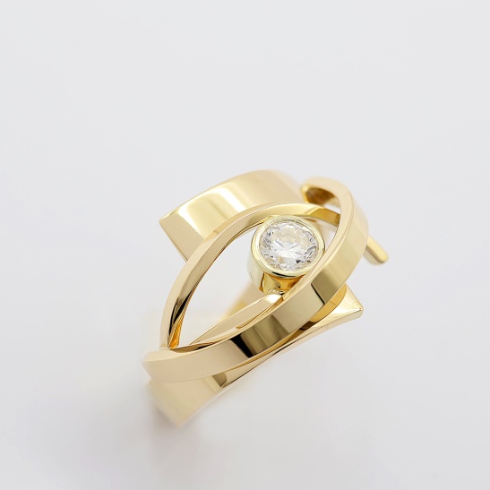 samen_gouden_ring_in_dynamisch_design_met_diamant_handgemaakt_bij_goudsmid_tessa_reijmers_821191426