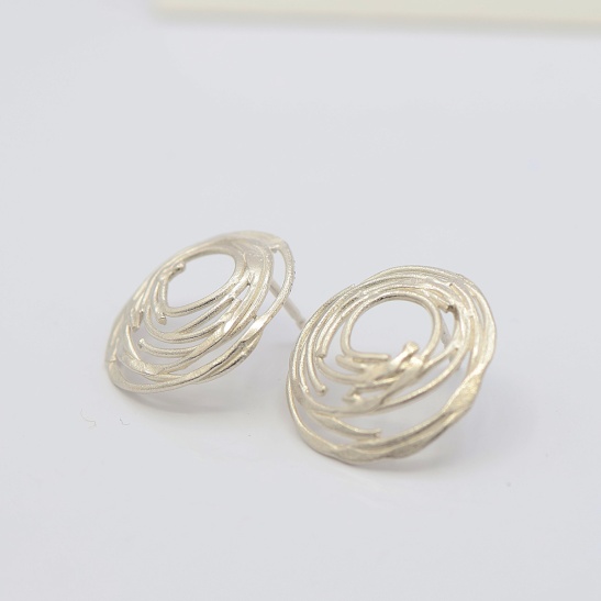 saturna_oorbellen_handgemaakte_draad_kuipjes