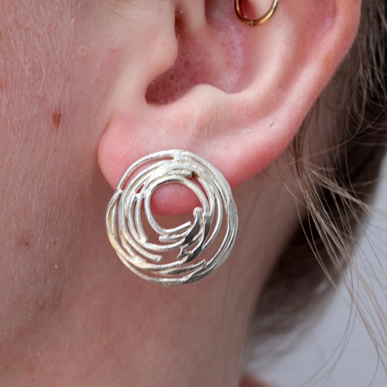 saturna_zilveren_ronde_oorbellen_met_draadjes_in_elkaar_van_bytess_gemaakt_in_arnhem_gelderland_nederland_dames_oorbellen_cadeautip