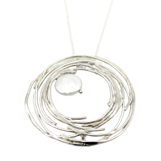 zilveren hanger saturnus met platte zoetwaterparel sfeerfoto