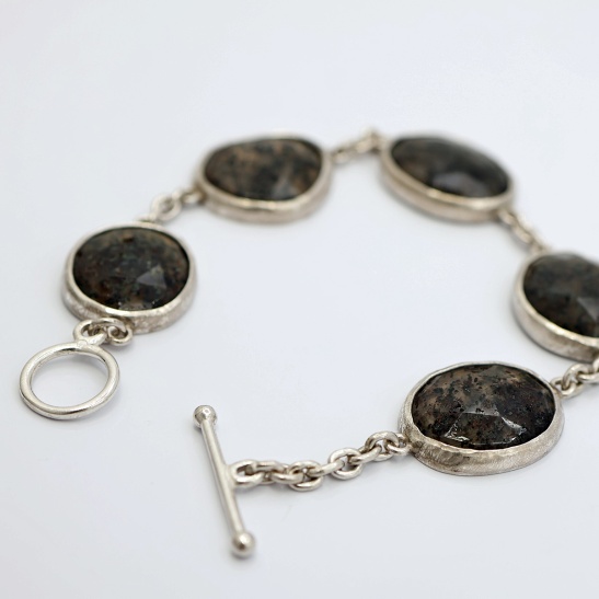 selina_zilveren_armband_met_grote_rutielkwarts_stenen