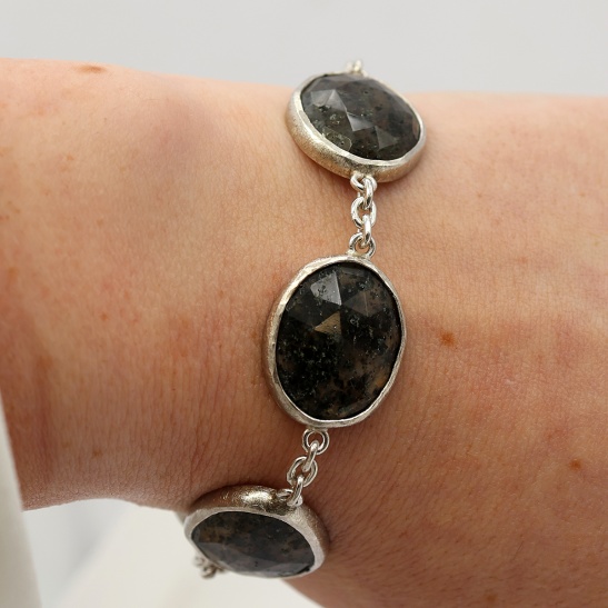 selina_zilveren_handgemaakte_armband_met_grote_rutiel_kwarts_stenen