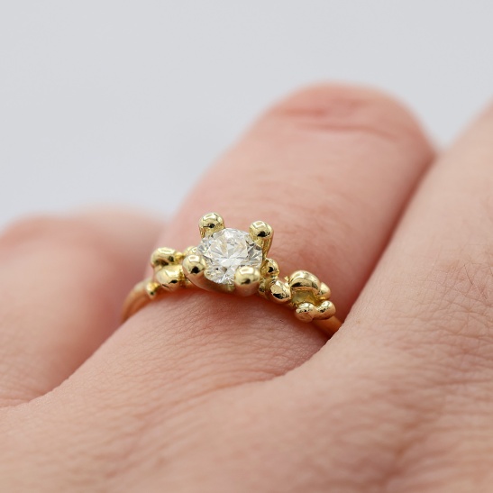 shivia_luxe_gouden_ring_met_diamant_en_bolletjes_verlovingsring_met_diamant_gouden_verlovingsring_met_diamant_luxe_verlovings_ring