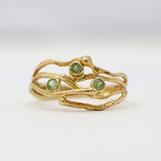 gouden ring soeren groen met saffieren sfeerofoto