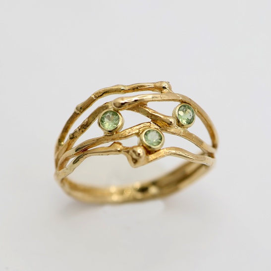 gouden ring soeren groen met saffieren sfeerofoto
