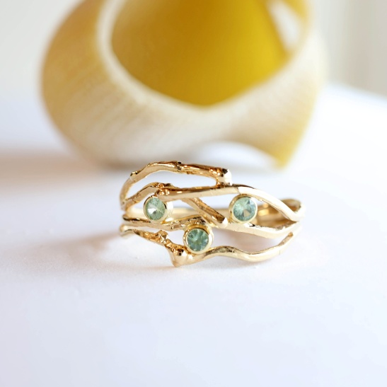 gouden ring soeren groen met saffieren sfeerofoto