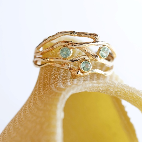 gouden ring soeren groen met saffieren sfeerofoto