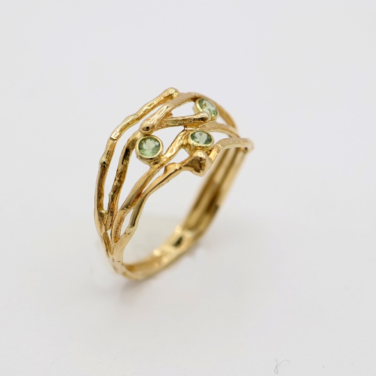 gouden ring soeren groen met saffieren sfeerofoto
