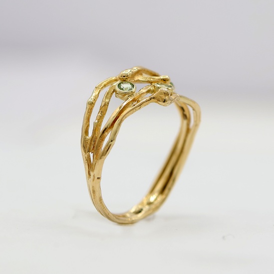 gouden ring soeren groen met saffieren sfeerofoto