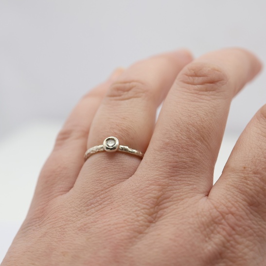 solly_handgemaakte_zilveren_organische_ring_met_diamant_lab_grown