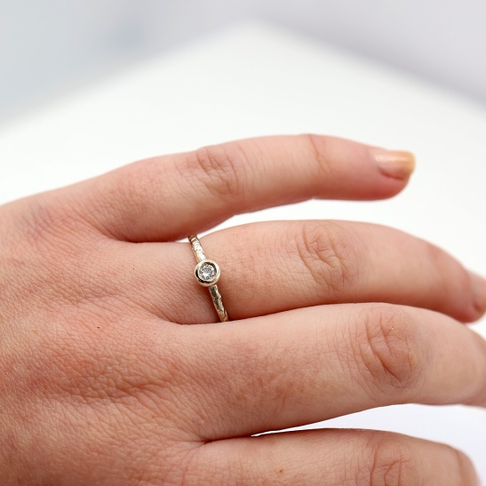 solly_zilveren_ring_met_diamant_smal_gereticuleerd_ringetje