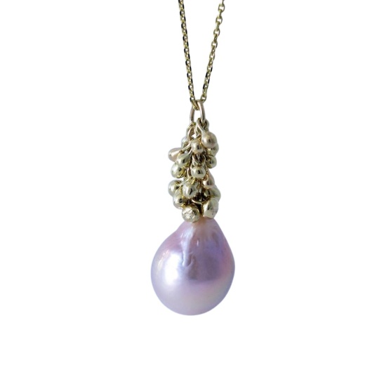 gouden hanger suomy-h1 met zoetwaterparel en gouden druppels sfeerfoto