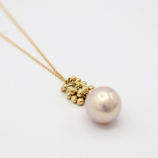 gouden hanger suomy-h1 met zoetwaterparel en gouden druppels sfeerfoto