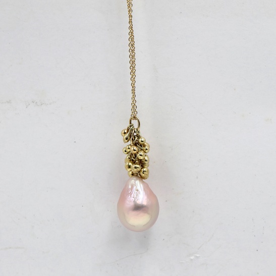 gouden hanger suomy-h1 met zoetwaterparel en gouden druppels sfeerfoto