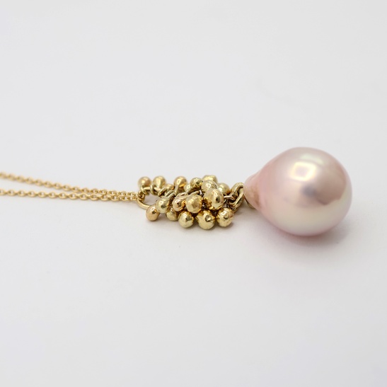 gouden hanger suomy-h1 met zoetwaterparel en gouden druppels sfeerfoto