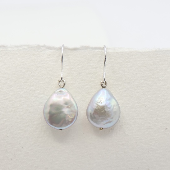 sylla_handgemaakte_zilveren_parel_oorbellen_door_tessa_reijmers_met_zoetwaterparel