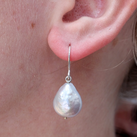 sylla_zilveren_oorhangers_met_zoetwaterparel_handgemaakt_in_arnhem_gelderland_nederland