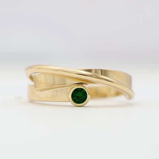 gouden ring teder groen met toermalijn sfeerfoto