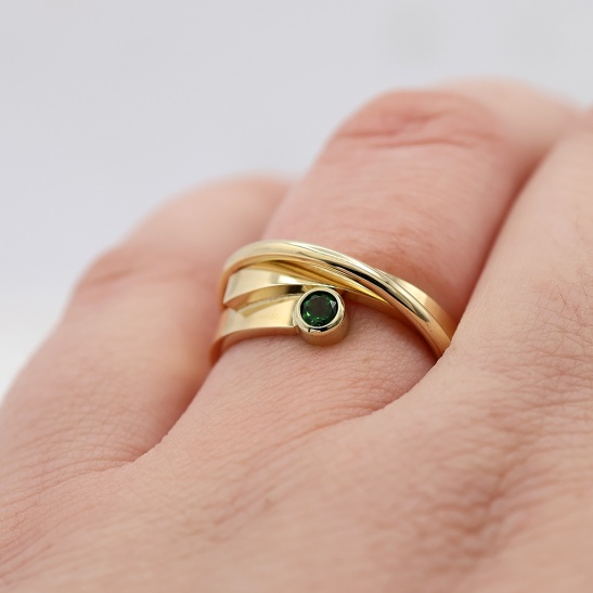 teder_groen_smalle_gouden_ring_met_opliggende_draad_dames_ring_goud_handgemaakt_door_tessa_reijmers