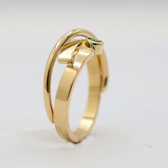 gouden ring teder groen met toermalijn sfeerfoto