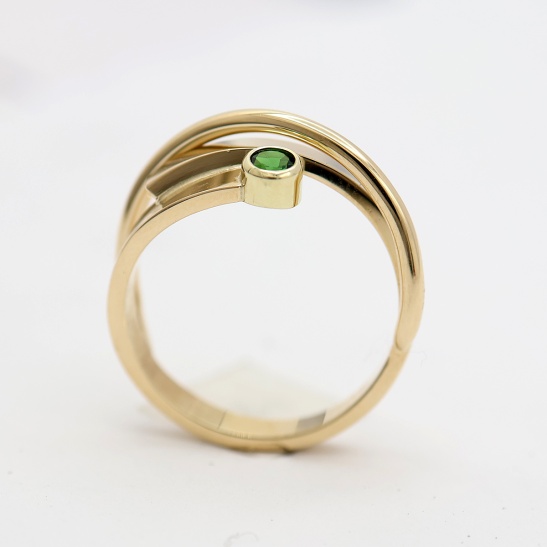 gouden ring teder groen met toermalijn sfeerfoto
