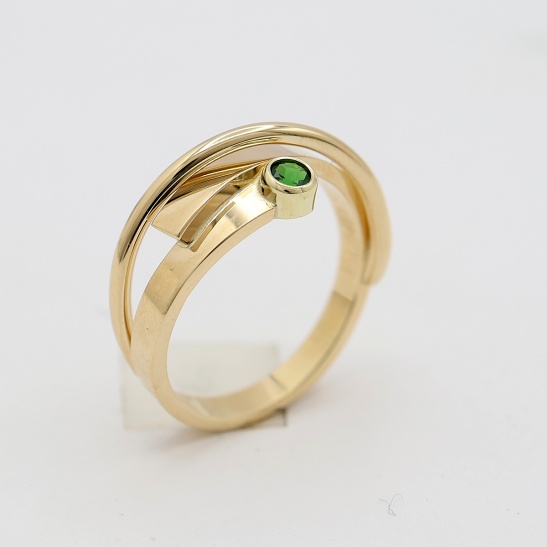 gouden ring teder groen met toermalijn sfeerfoto