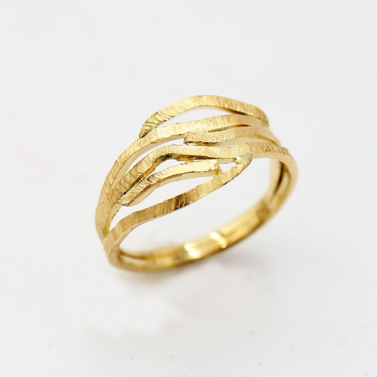tidal_gouden_ring_met_lijnen_en_openingen