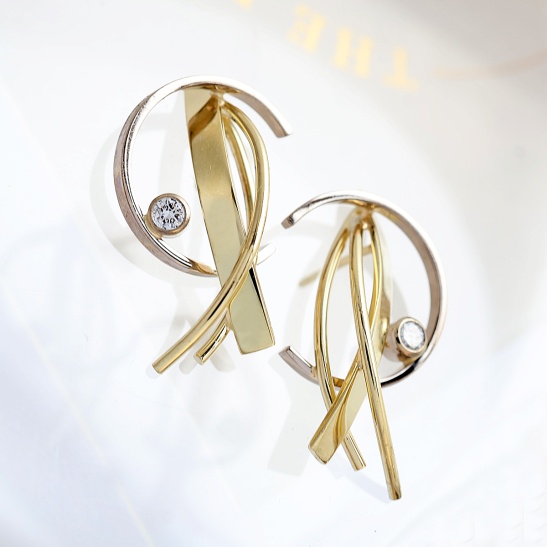 gouden oorbellen twirl met lab grown diamant sfeerfoto