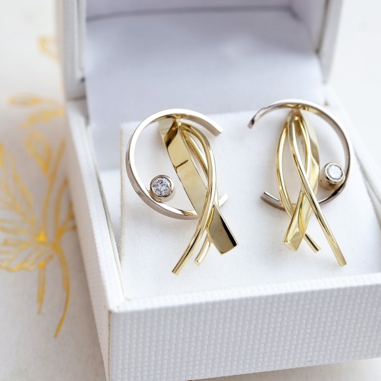 gouden oorbellen twirl met lab grown diamant sfeerfoto