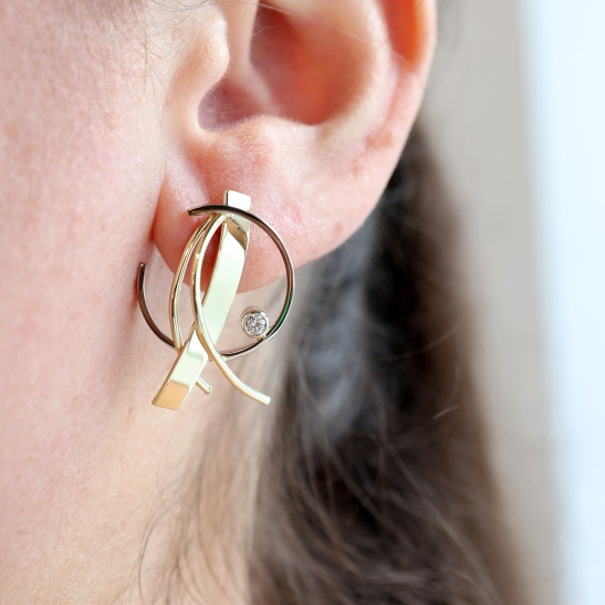 gouden oorbellen twirl met lab grown diamant sfeerfoto