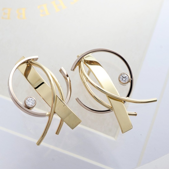 gouden oorbellen twirl met lab grown diamant sfeerfoto
