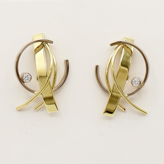 gouden oorbellen twirl met lab grown diamant sfeerfoto