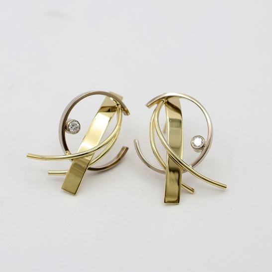 gouden oorbellen twirl met lab grown diamant sfeerfoto