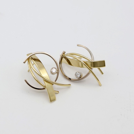 gouden oorbellen twirl met lab grown diamant sfeerfoto