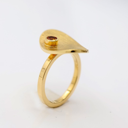 twizzel-3_18_karaat_geelgouden_handgemaakte_luxe_ring_met_oranje_steen
