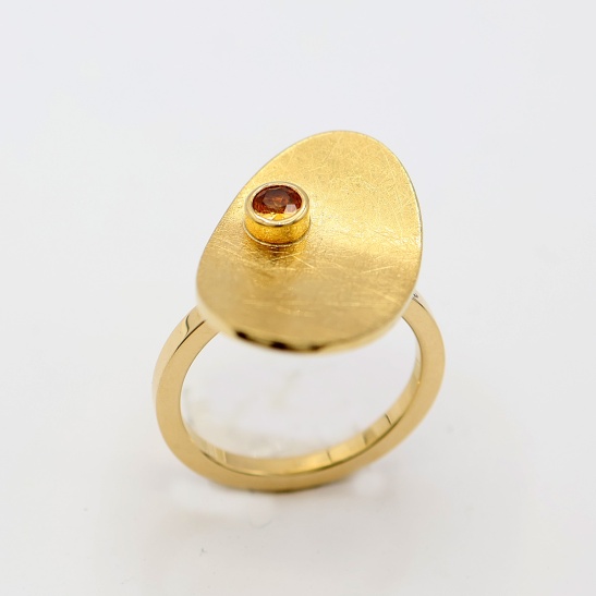 twizzel-3_18_karaat_gouden_ring_met_mat_ovaaltje_met_oranje_steen