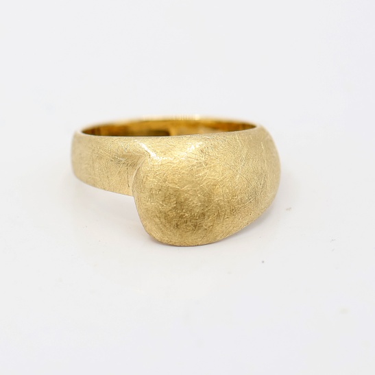 twizzel-4_geelgouden_ring_met_opliggend_bandje_geheel_gematteerd