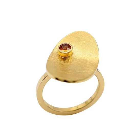 gouden ring twizzel-r3 met oranje saffier sfeerfoto
