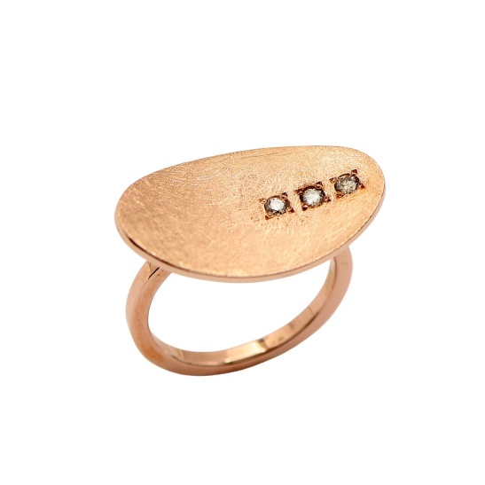 rosegouden ring twizzel-r5 ovale ring met 3 verzonken diamantjes sfeerfoto