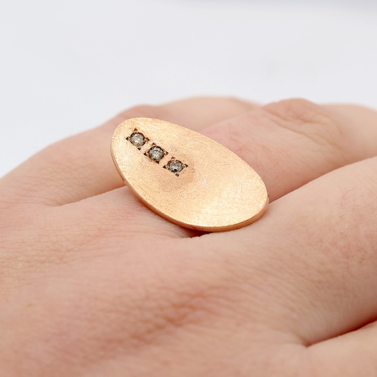 twizzel-rose_roodgouden_ring_met_3_diamantjes_verzonken_in_de_ring_met_een_matte_afwerking