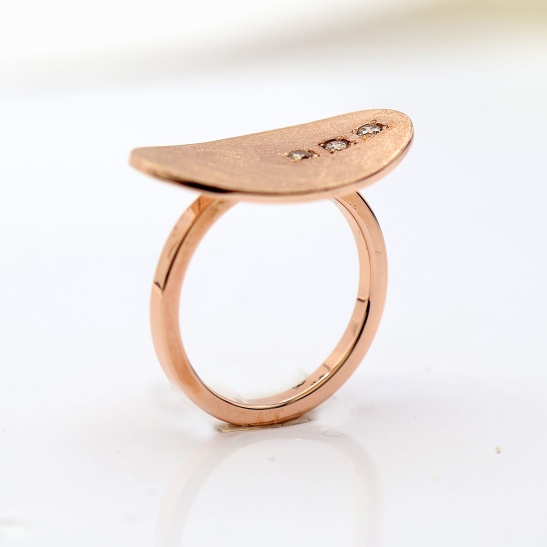 twizzel-rose_roodgouden_ring_met_ovaaltje_met_diamantjes_en_ijsmattering