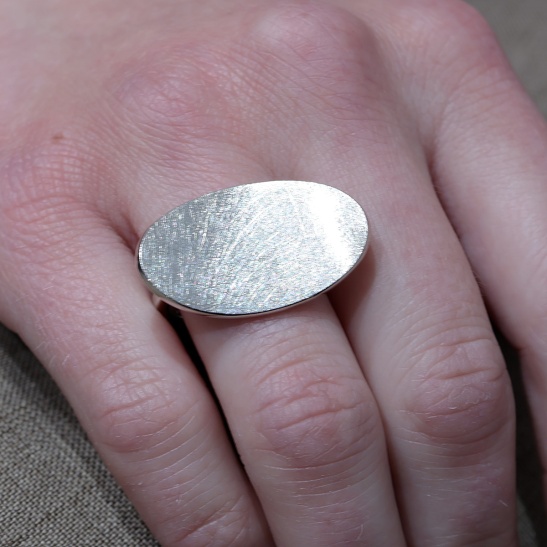 twizzel_zilveren_ring_met_ovaal_mat_schijfje_handgemaakt_in_arnhem_centrum_gelderland_nederland