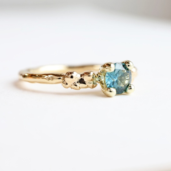 weelde_gouden_solitaire_ring_met_blauwgroene_saffier_organisch_handgemaakt_goudsmid_tessa_reijmers
