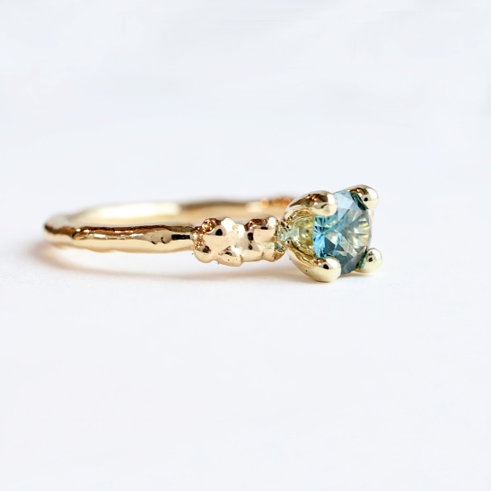 weelde_gouden_solitaire_ring_met_blauwgroene_saffier_organisch_handgemaakt_goudsmid_tessa_reijmers_arnhem