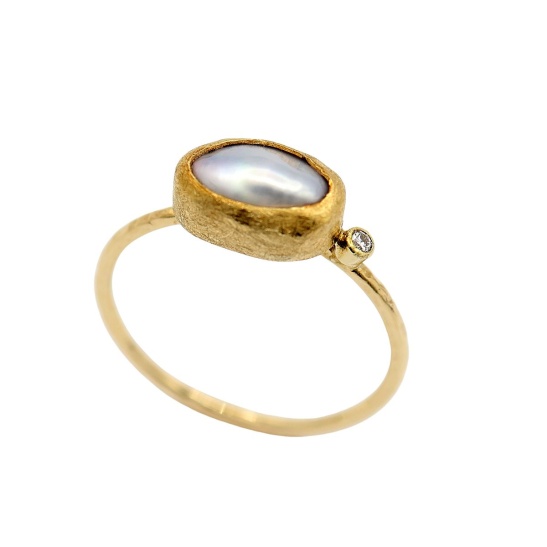 gouden ring willy met keshi parel sfeerfoto
