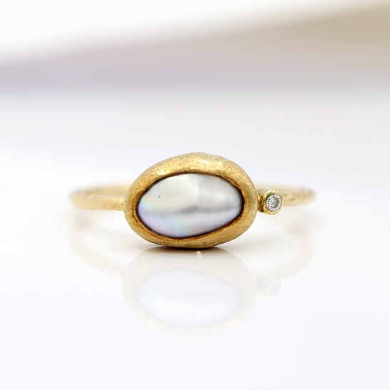 willy_geelgouden_ring_met_ijsmattering_en_diamant_met_akoya_parel