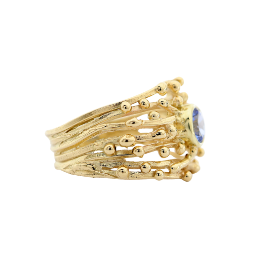 zijaanzicht_gouden_ring_met_korenbloemblauwe_saffier_gouden_ring_met_bolletjes_grote_blauwe_natuurlijke_saffier_goudsmid_arnhem_centrum_luxe_cadeau_vrouw_organisch_juweel_statementring_-_bewerkt