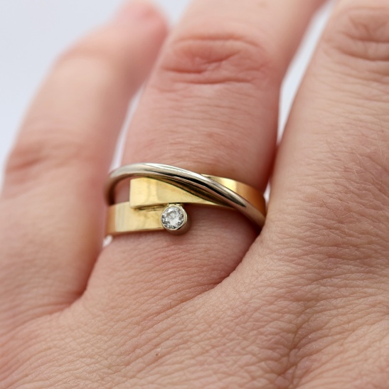 zoen_geel_met_witgouden_strakke_glanzende_ring_met_diamant_voor_dames_gold_ring_for_women_handmade_jewellery